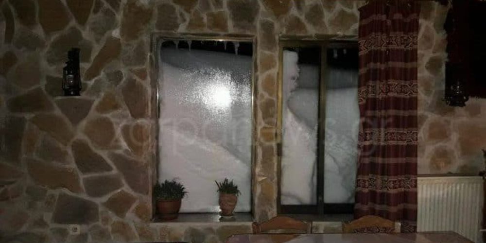 Χανιά: Το χιόνι καταπίνει ταβέρνα στον Ομαλό (Photos)