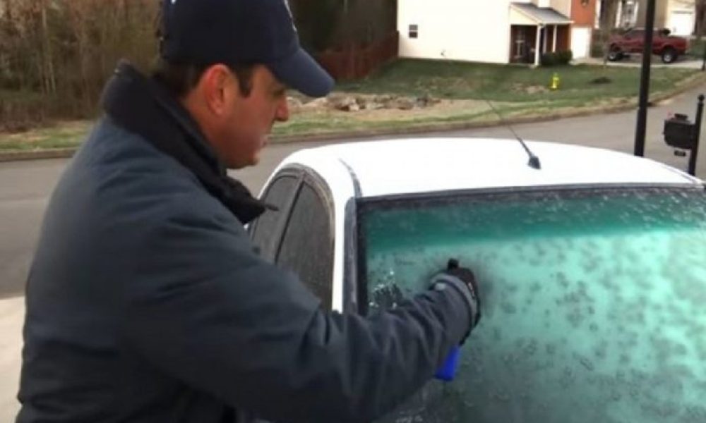 Αυτό είναι το κόλπο για να φύγει ο πάγος από παρμπρίζ του αυτοκινήτου (Video)