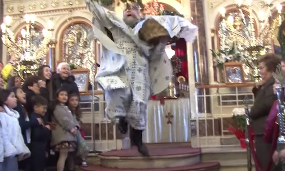 O «ιπτάμενος» παπάς στη Χίο και η ξεχωριστή πρώτη Ανάσταση (video)