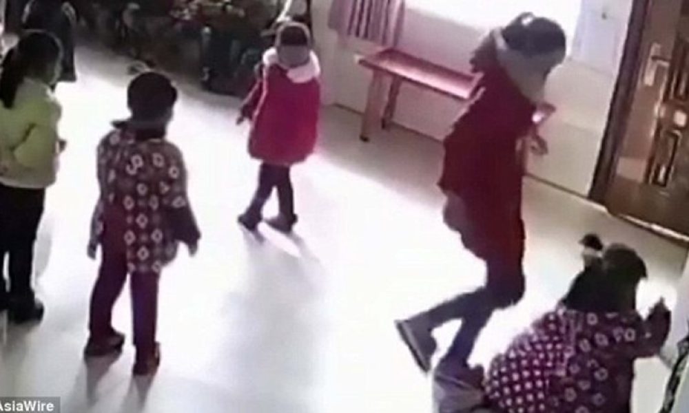 Σοκ: Νηπιαγωγός-τέρας κλωτσάει μικρά παιδιά επειδή δεν μπορούν να θυμηθούν τη χορογραφία