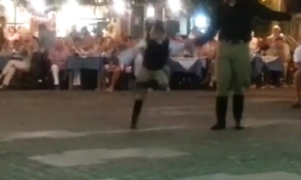 Έτσι χορεύουμε στην Κρήτη: Απίστευτος πιτσιρικάς τα δίνει όλα σε λεβέντικο μαλεβιζιώτη (video)