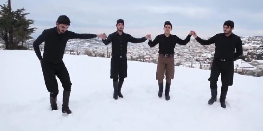 Λεβέντες Κρητικοί χορεύουν συρτό στα χιόνια! (Video)
