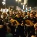 Κρητικοί φοιτητές ξεχύθηκαν στους δρόμους της Αθήνας και έκαναν καντάδα! (video)