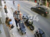Βίντεο σοκ: Αυτοκίνητο εμβόλισε διανομέα που σταμάτησε σε διάβαση – Διέφυγε πετώντας πέτρες ο οδηγός